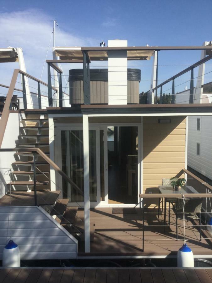 ルツィヤFloating Sea House Shark 1アパートメント エクステリア 写真